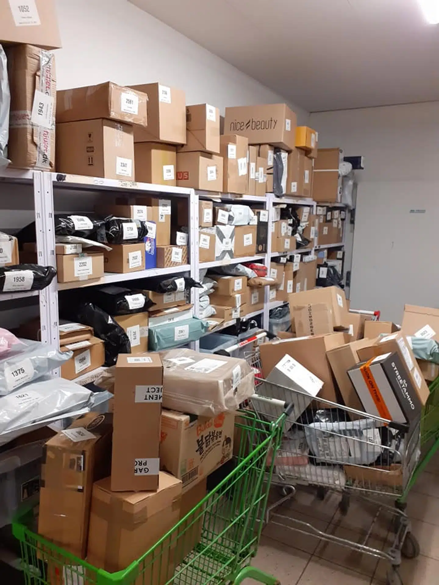 Købmanden Claus Kragh får 1000 pakker ind om dagen. Foto: Privat