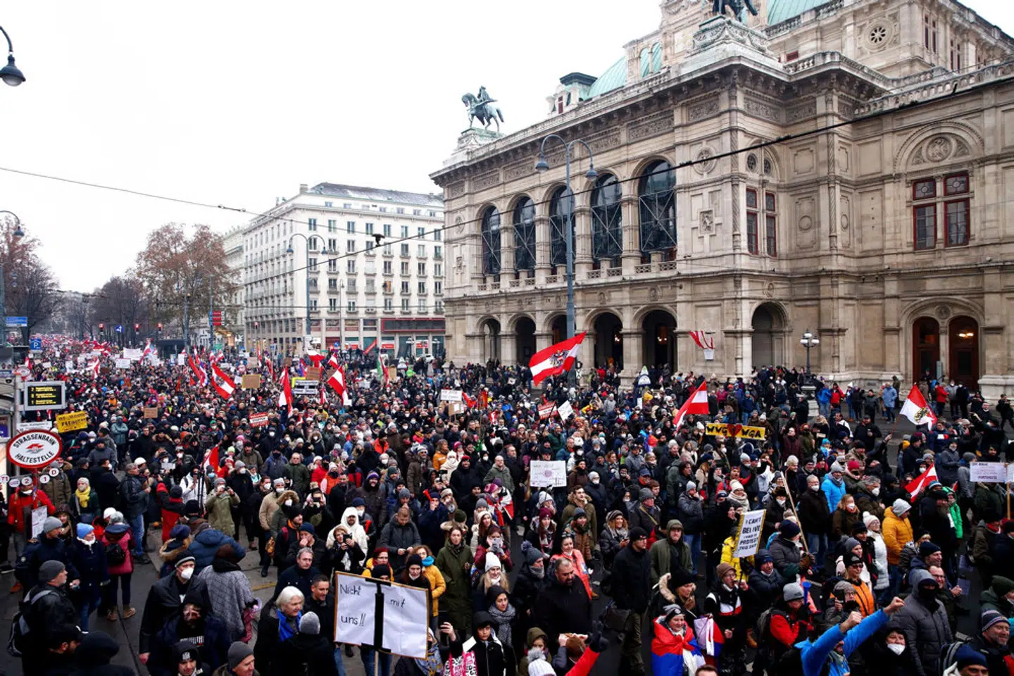 For fjerde weekend i træk gik titusindvis af mennesker lørdag på gaden i Østrig for at demonstrere mod landets coronarestriktioner.