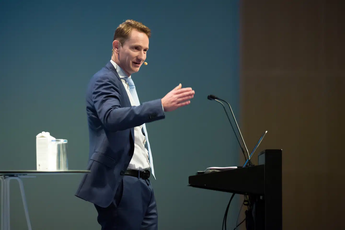 Efter mere end et årti i Ørsted er Thomas Brostrøm for nylig begyndt som global direktør for bæredygtig energi hos Shell. I november var han blandt hovedtalerne på en stor vindmesse i København.