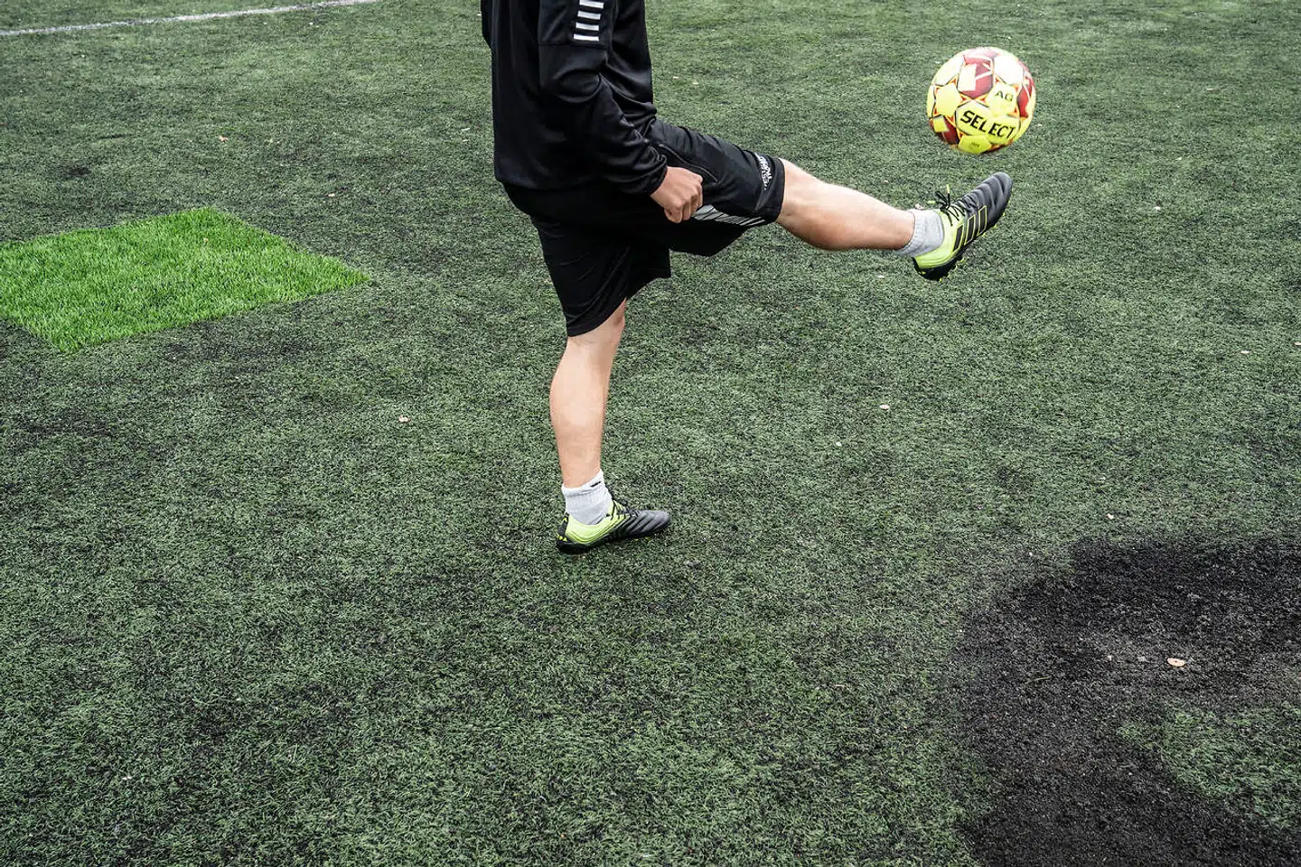 Den lappede og forbrændte kunststofbane på Bavnehøj Idrætsanlæg.