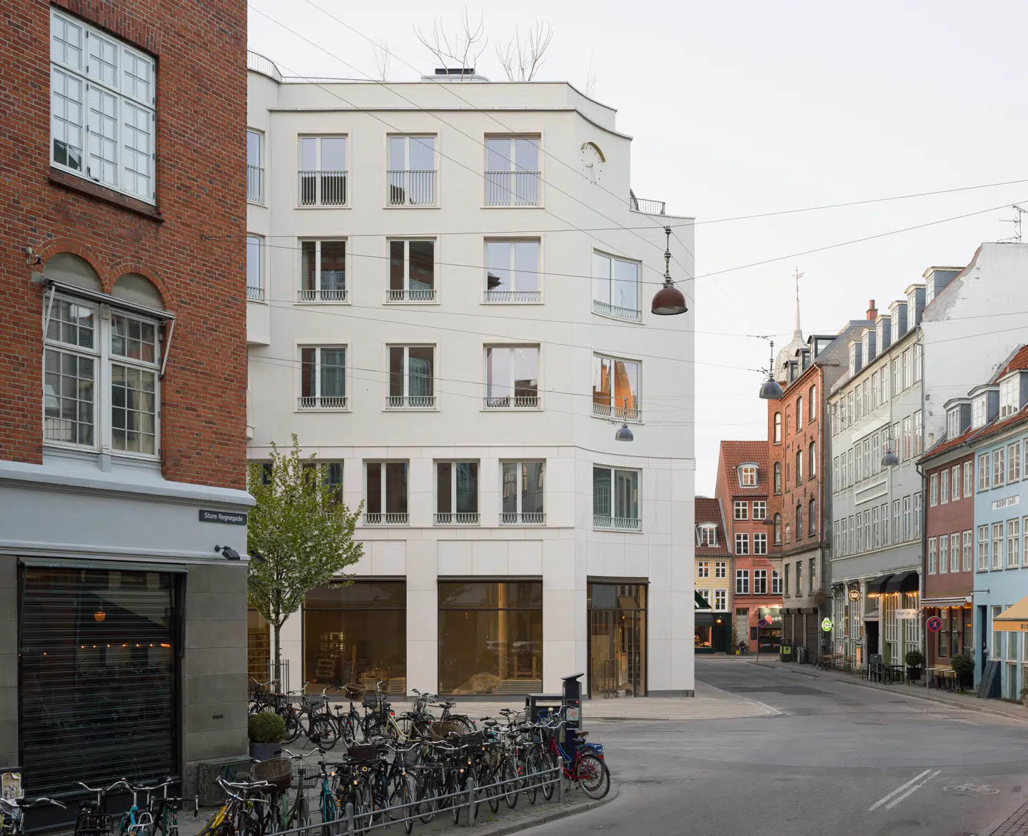 I flere år lå grunden i Indre By ubebygget hen. Praksis Arkitekter står bag den nye bygning, som blandt andet skal huse en restaurant.