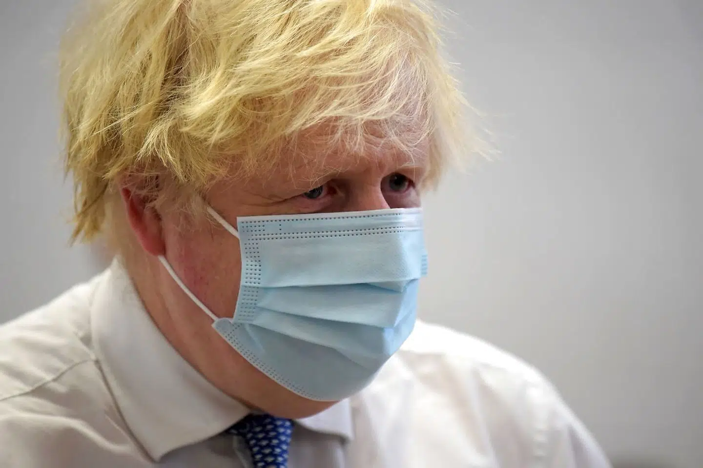 Premierminister Boris Johnson advarer om en kommende flodbølge af smitte med omikron
