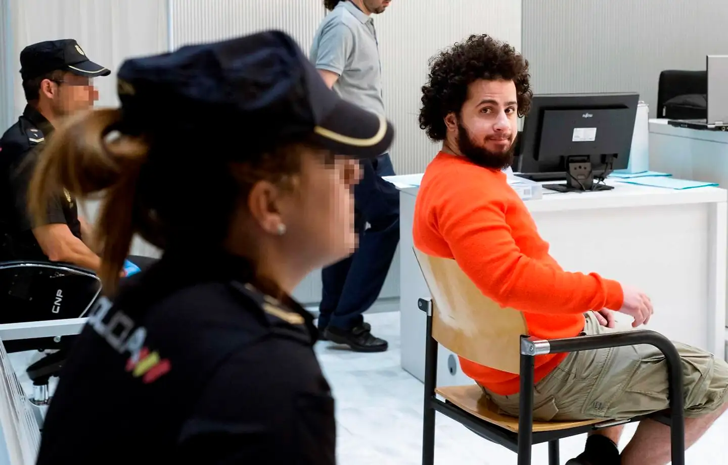 Ahmed Samsam under retssagen i Madrid, hvor han blev idømt otte års fængsel for at tilslutte sig Islamisk Stat på rejser til Syrien. Retten troede ikke på hans forklaring om, at han var udsendt som agent, og de danske tjenester forholdt sig tavse. Siden er Ahmed Samsam blevet overført til et dansk fængsel.