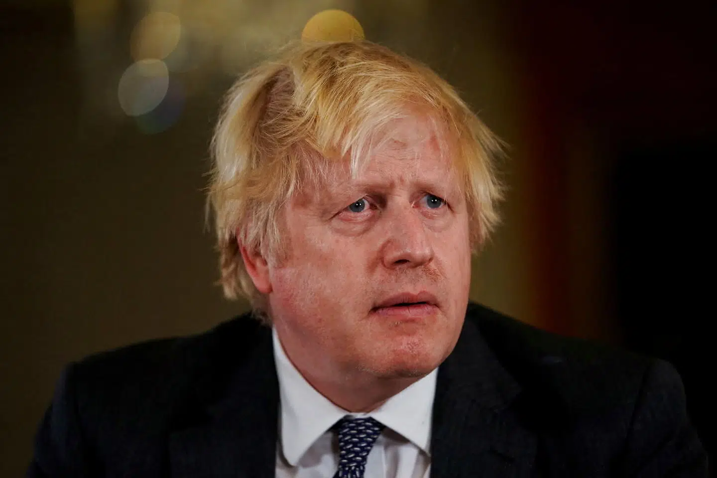 Storbritannien mangler personale på hospitalerne. Det får flere til at opfordre premierminister Boris Johnson til at lade sig inspirere af USA, hvor de har halveret antallet af dage i isolation.
