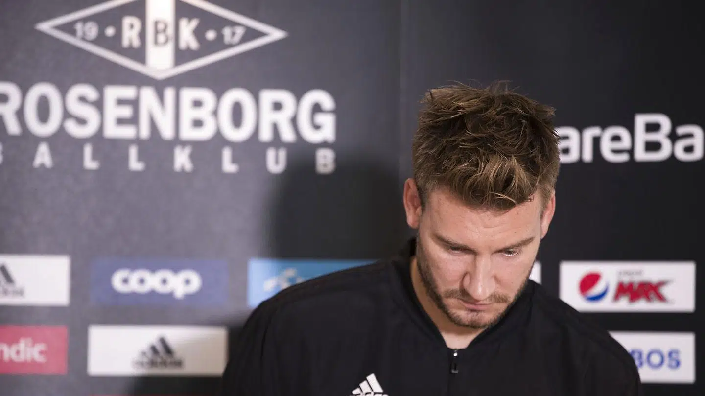 Nicklas Bendtner vil ikke komme på banen i de næste par kampe på grund af en skade i baglåret.