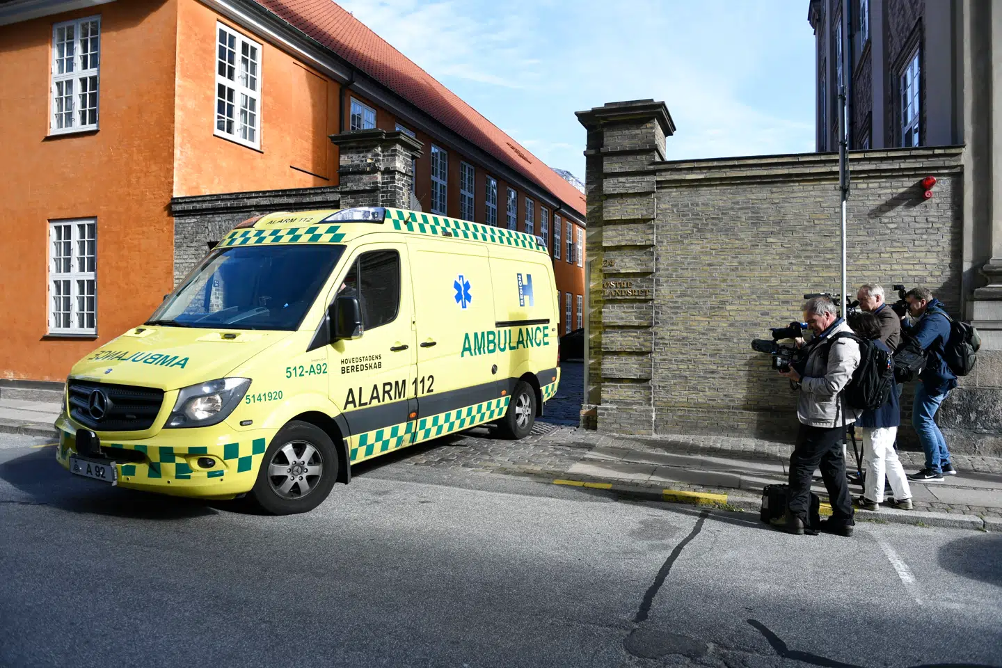 En ambulance forlader Østre Landsret med en domsmand, der faldt om på dommens dag i sagen mod Peter Madsen.