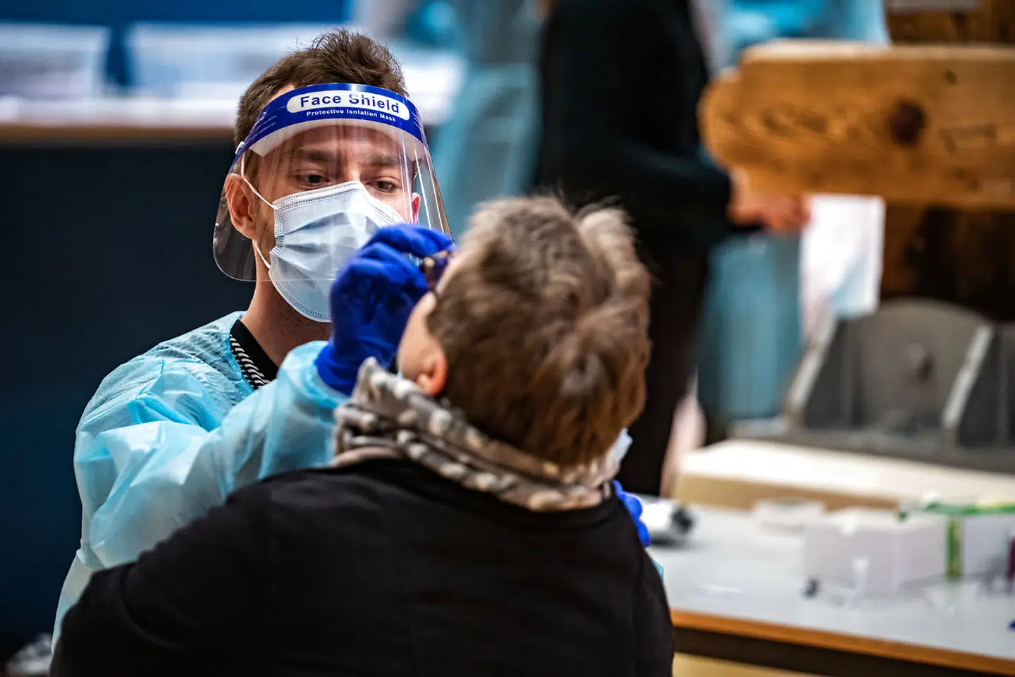 SSIs direktør, Henrik Ullum, har i Berlingske meddelt, at det bliver nødvendigt med flere restriktioner. Her ses han under pressemødet om coronasituationen i Spejlsalen i Statsministeriet i København onsdag 8. december, hvor han forklarer, at når omikronsmitten vokser eksponentielt, så vil selv halvt så stor en risiko for indlæggelser føre til voldsomme indlæggelsestal.