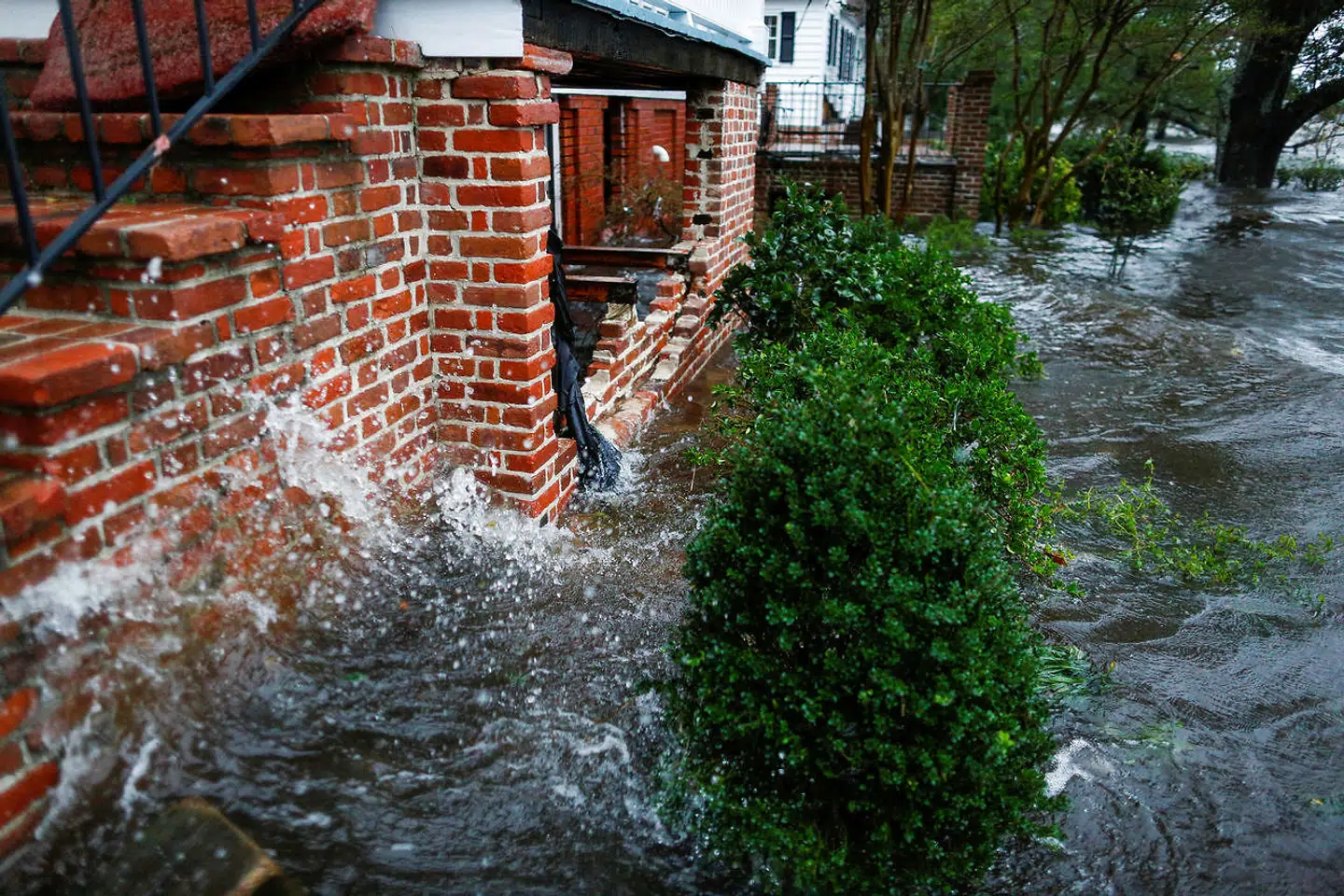 Tidligere på ugen lå Florence som en orkan i kategori 4, men den har siden mistet styrke. Sent fredag aften dansk tid blev den nedjusteret til en tropisk storm.