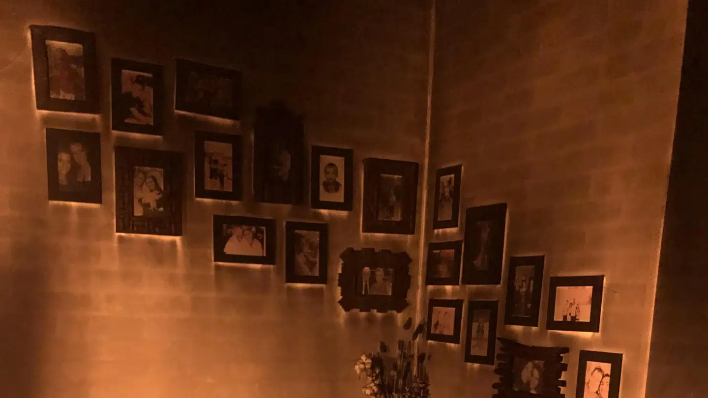 Hele familiens hus er sodskadet efter branden.