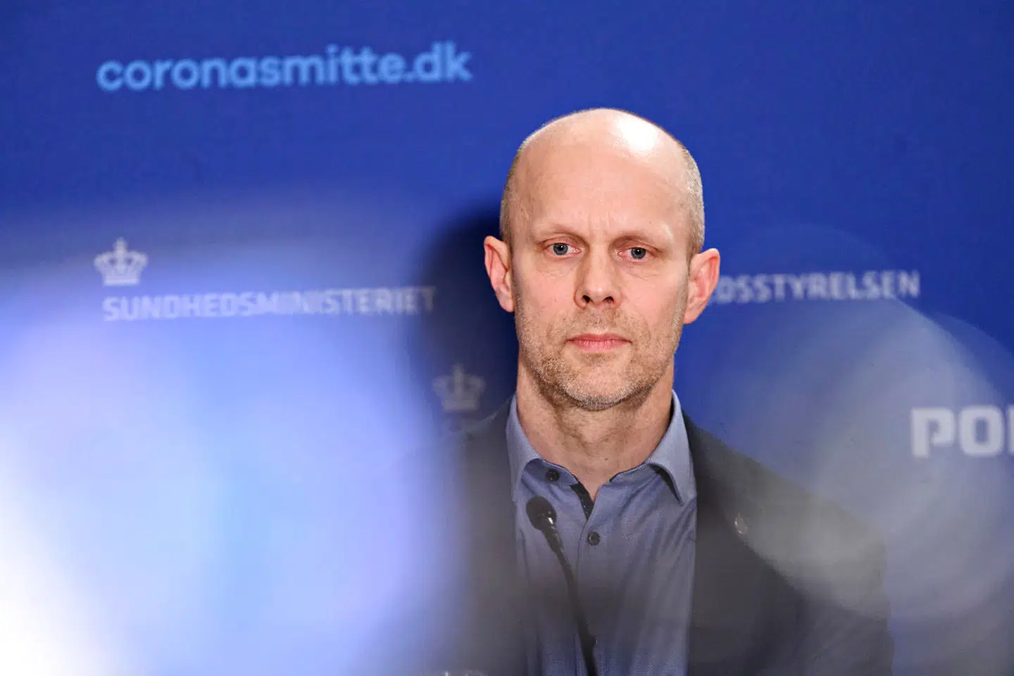 Direktør i Statens Serum Institut, Henrik Ullum, var klar i spyttet på torsdagens pressemøde: Omikron har ændret spillereglerne, smitten dæmpes, men kan ikke lukkes ned.