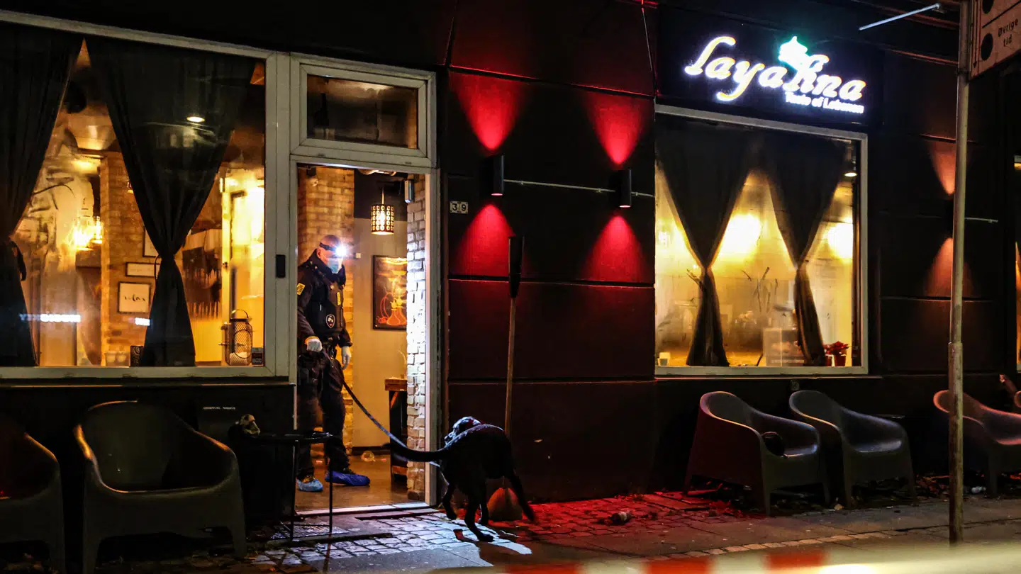4. december sidste år blev en 39-årig mand skudt på Café Layalina ved Åboulevarden på Frederiksberg. Nu er den 18-årige gerningsmand blevet idømt 12 års fængsel. Foto: Steven Knap / Byrd