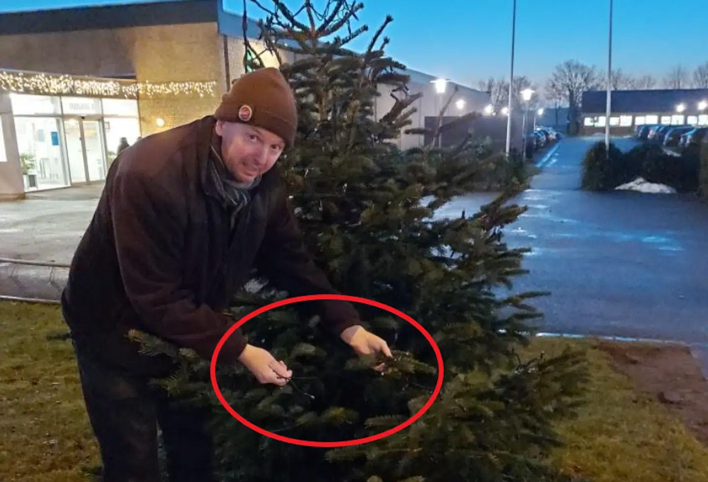 Ove Sørensen med en af de overklippede lyskæder.