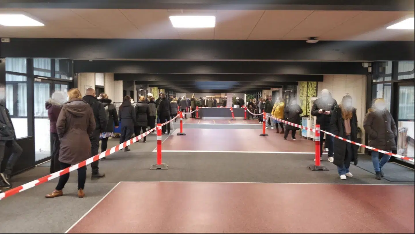 Lang kø til testcenter i Hinnerup. Foto: Mikkel Holch