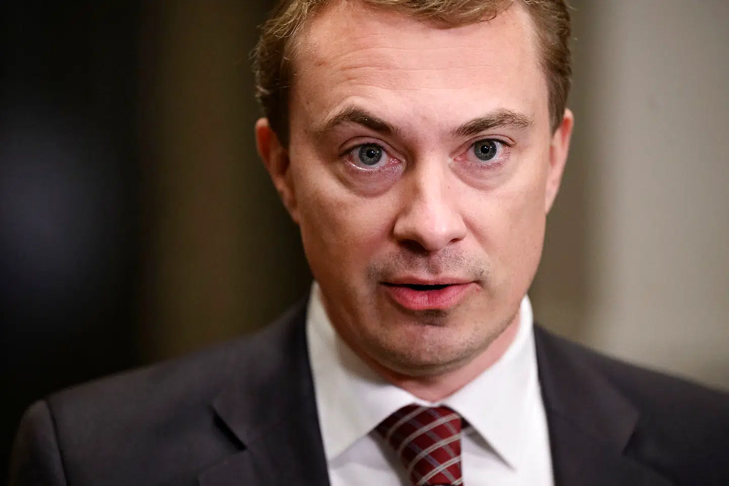 Morten Messerschmidt (DF) taler med pressen efter statsminister Mette Frederiksen (S) og justitsminister Nick Hækkerup (S) har været i åbent samråd om retningslinjer for opbevaring af e-mails og sms-beskeder, i landstingssalen på Christiansborg i København tirsdag den 7. december 2021.. (Foto: Philip Davali/Ritzau Scanpix)