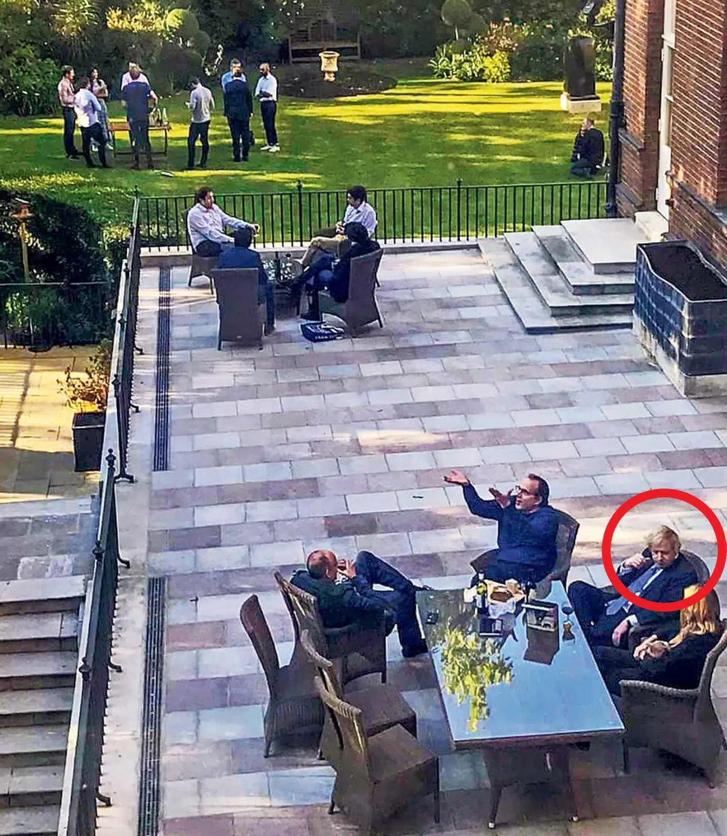 Et billede lækket til The Guardian viser Boris Johnson med 15 ansatte plus sin kone i haven i Downing Street. Det var midt under en stor nedlukning.