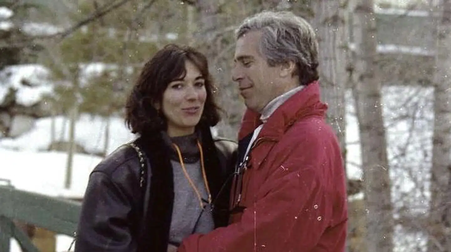 Der blev vist flere meget intime billeder af Jeffrey Epstein og Ghislaine Maxwell for dommeren og juryen mandag. Her er et billeder, der er blevet vist tidligere i sagen.