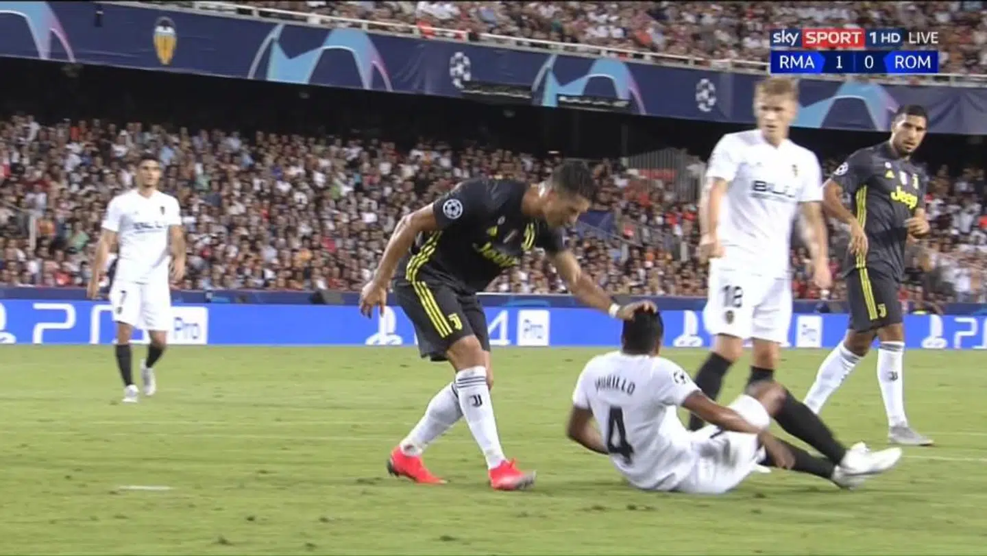Ronaldo hiver Jeison Murillo i håret og bliver vist ud i Champions League-gruppespilskampen mellem Juventus og Valencia tidligere på ugen.
