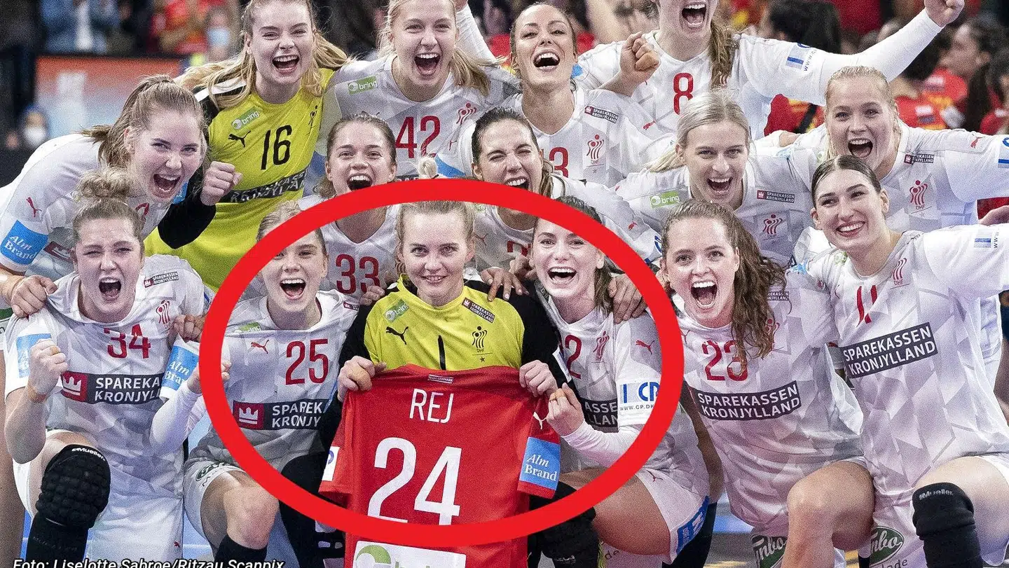 Sådan så det ud, da landsholdet hyldede Mia Rej efter VM-bronzen.