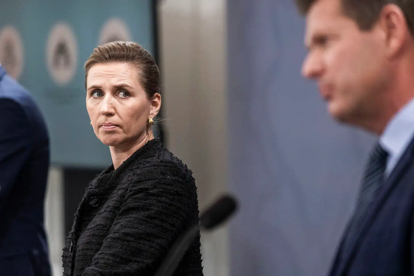 Billede fra fredagens pressemøde med statsminister Mette Frederiksen i fokus og til højre Søren Brostrøm, Sundhedsstyrelsens direktør. En ekspertrapport fra september redegjorde for risikoen for, at nye varianter kunne ramme Danmark.