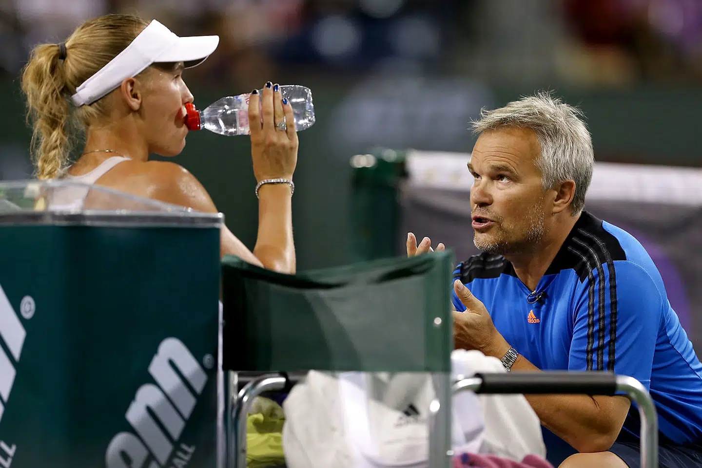 Piotr Wozniacki giver Caroline Wozniacki gode råd under en kamp på WTA-Touren.