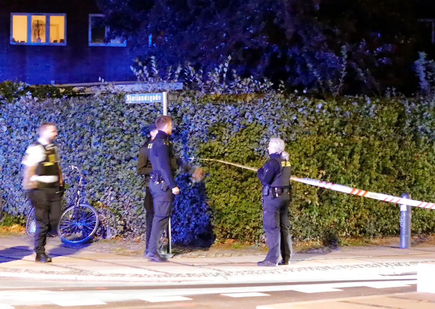 Politiet i København er fredag aften massivt tilstede på Nørrebro for at efterforske skyderiet, hvor tre mænd blev skudt.