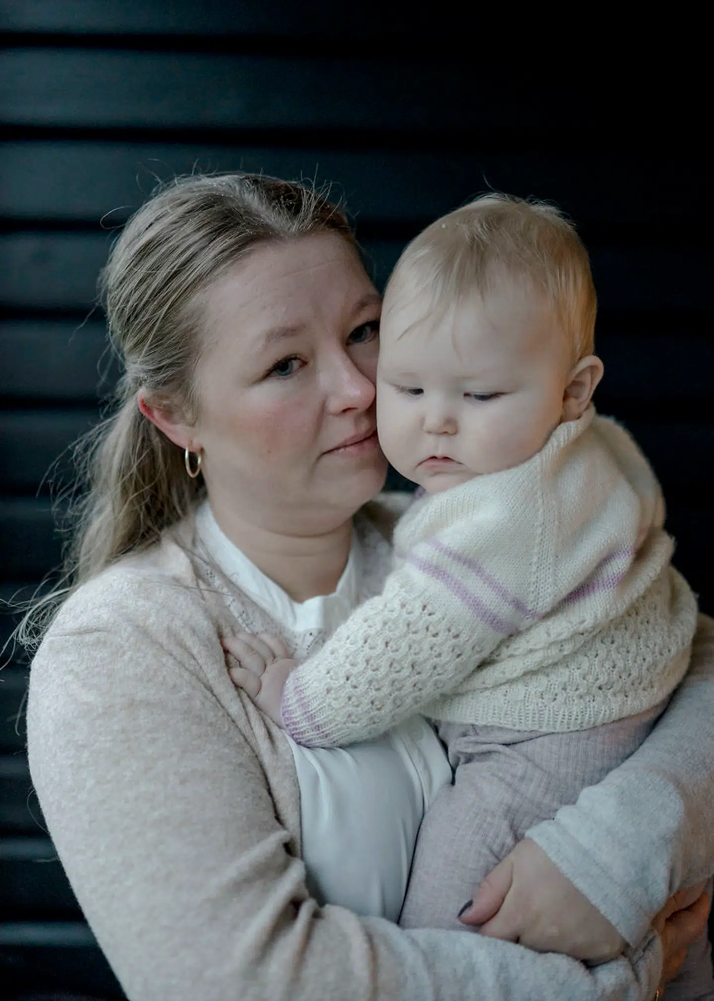 Alma ligner sin far, men også sin mor. Her står de på terrassen, hvor Jeppe døde. Der gik lang tid, før Mathilde kiggede ud af vinduet – og før hun gik herud.