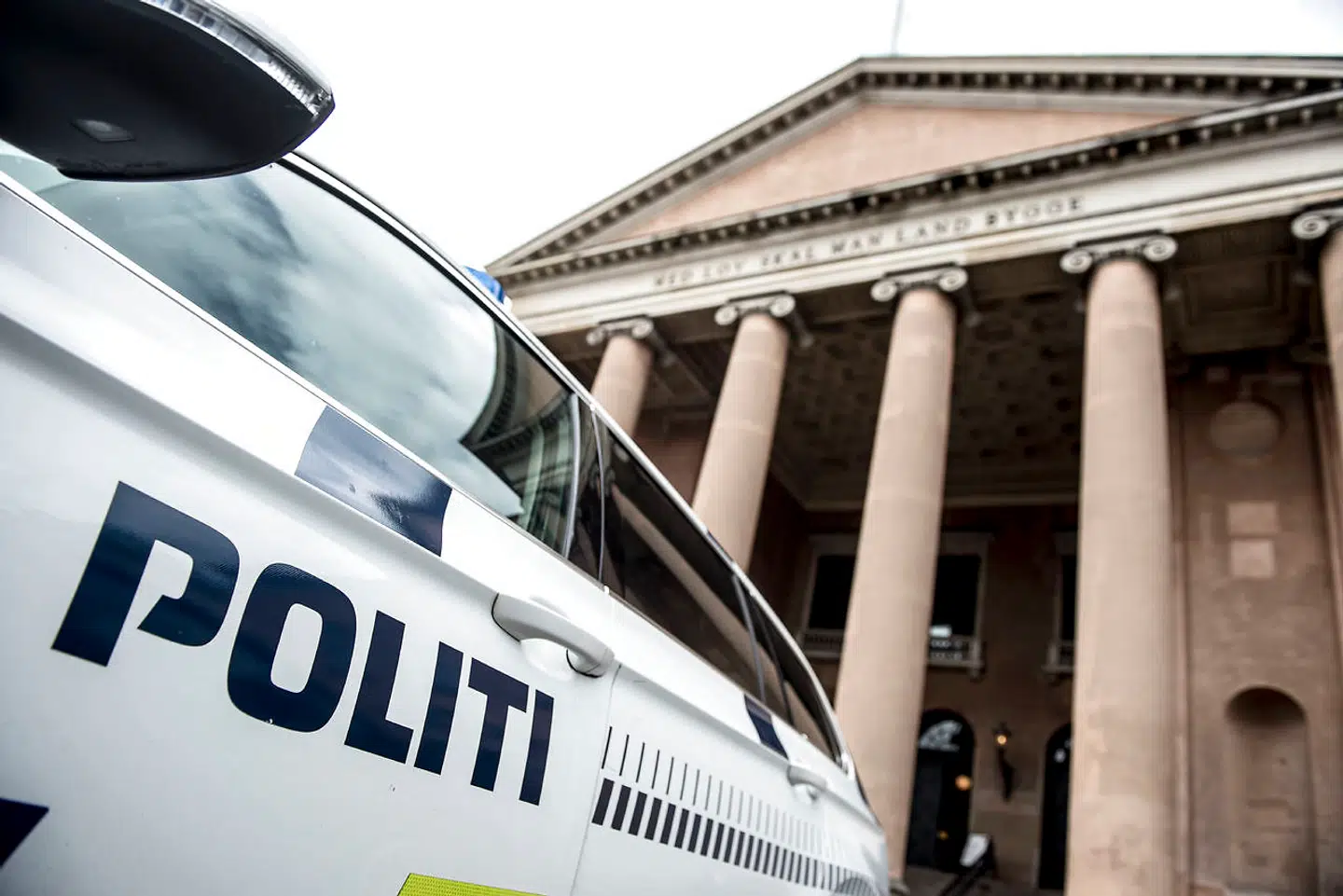 Den mandlige reality-stjerne står tiltalt for trusler på livet og vold mod to personer, når han skal møde i Københavns Byret i næste uge.