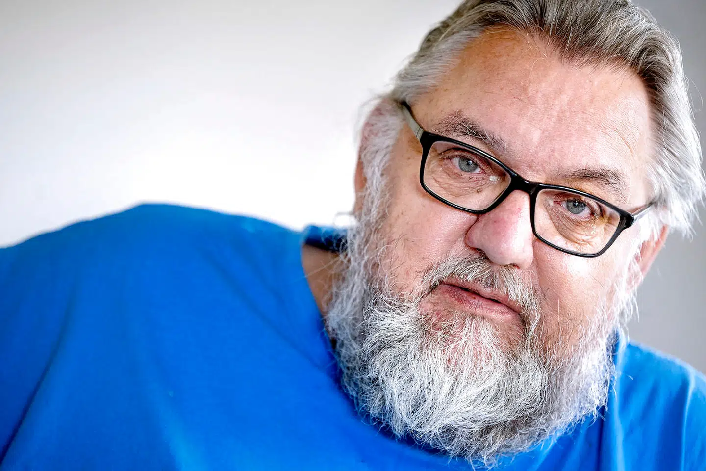 Brian Stausholm lider af spiseforstyrrelsen BED. Han har i flere år forsøgt at få hjælp fra det offentlige. Nu er han bange for at dø inden for få år, hvis han ikke får akut behandling. Brian får det hele tiden dårligere og kan næsten ikke gå længere.