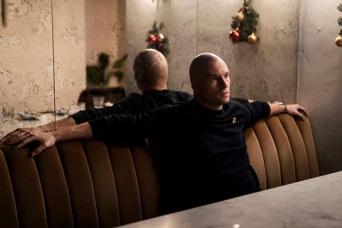 »Jeg synes, uden pis, at Danmark er verdens fedeste land. Vi tør sælge tøj, æbler og blomster fra en uovervåget bod, hvor folk selv betaler. Og vi lader tæpperne ligge og barnevognen stå ude foran cafeerne.«