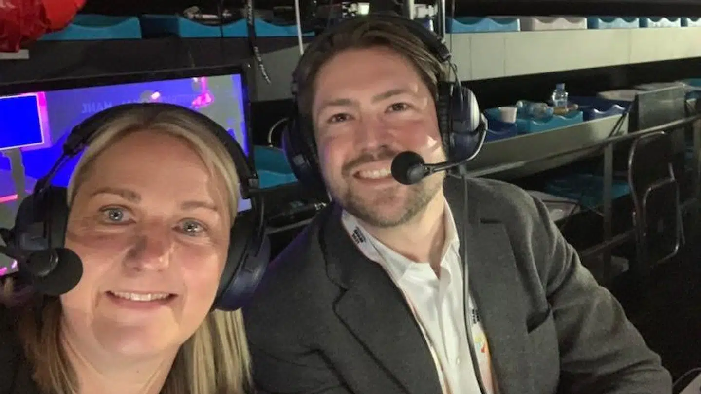 Helle Thomsen flankeret af sin kommentator-kollega Frederik Lindved fra DR under håndbold-VM i Spanien. Privatfoto