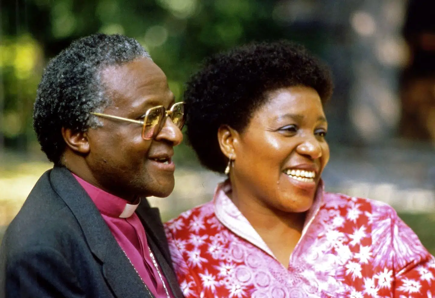 Desmond Tutu fotograferet med sin kone i 1984, hvor han vandt Nobels fredspris. (Photo by SCANPIX SWEDEN / AFP)