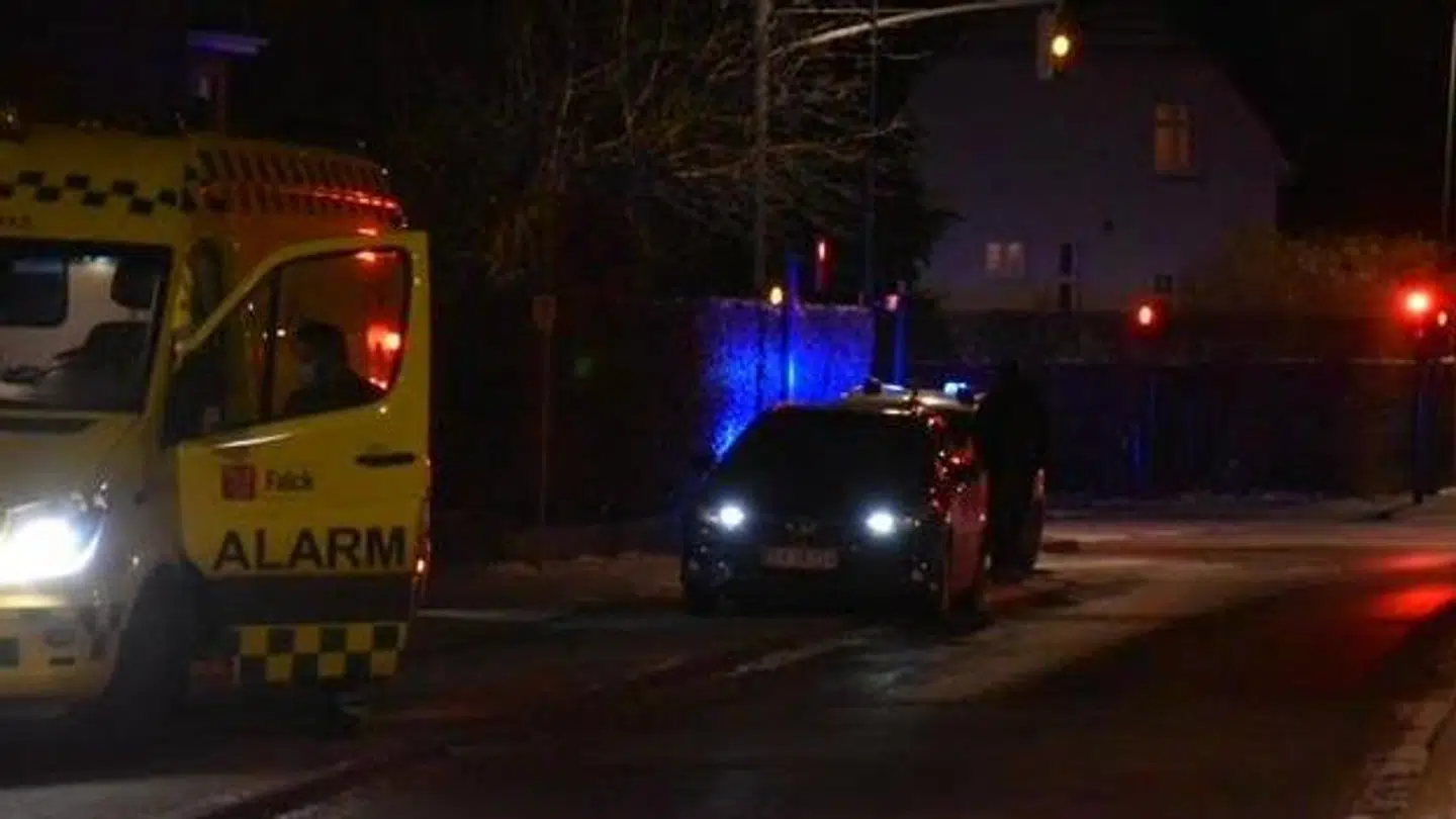 Både politi og ambulance er til stede.