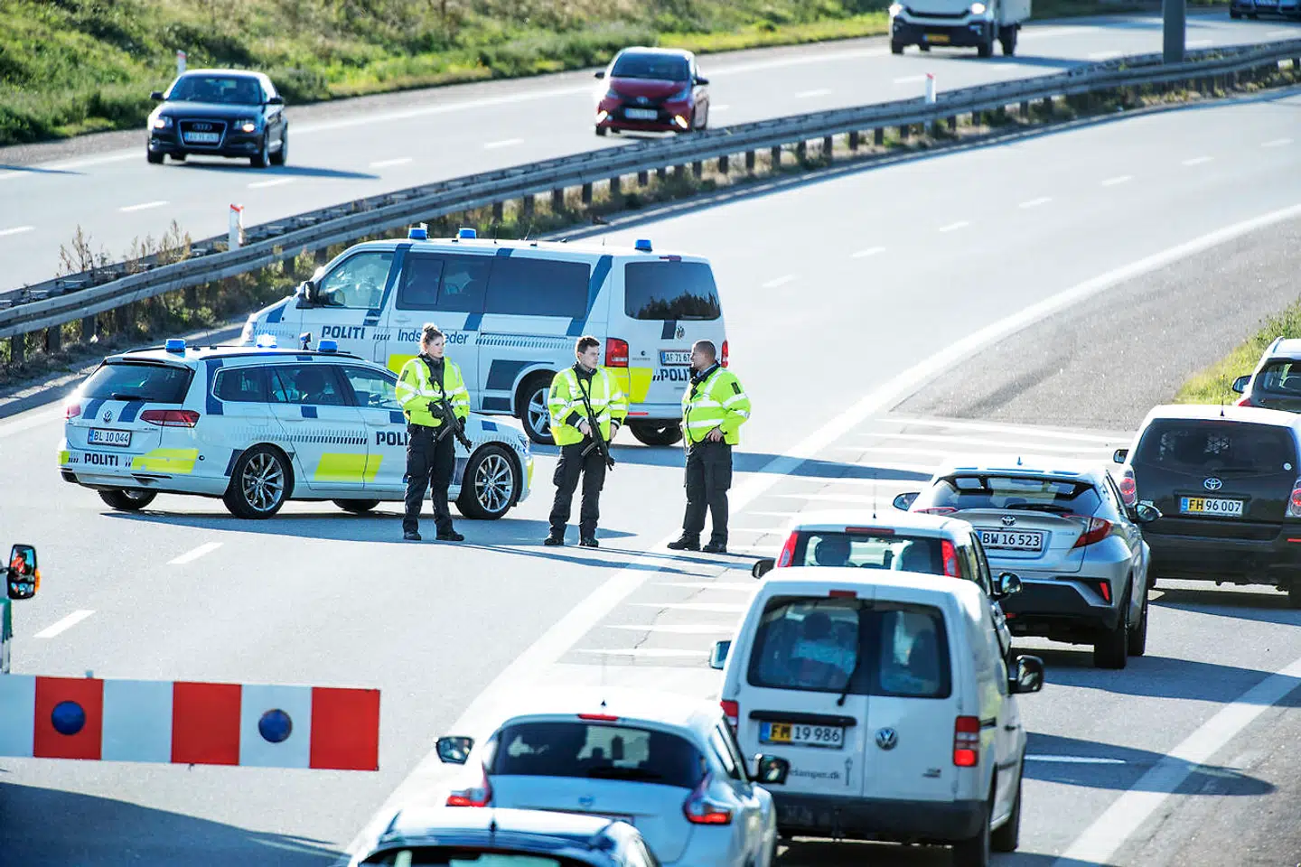 Politiafspærring før Storebæltsbroen i forbindelse med eftersøgningen af en svensk Volvo. Fredag den 28. september 2018.. (Foto: Claus Bech/Ritzau Scanpix)