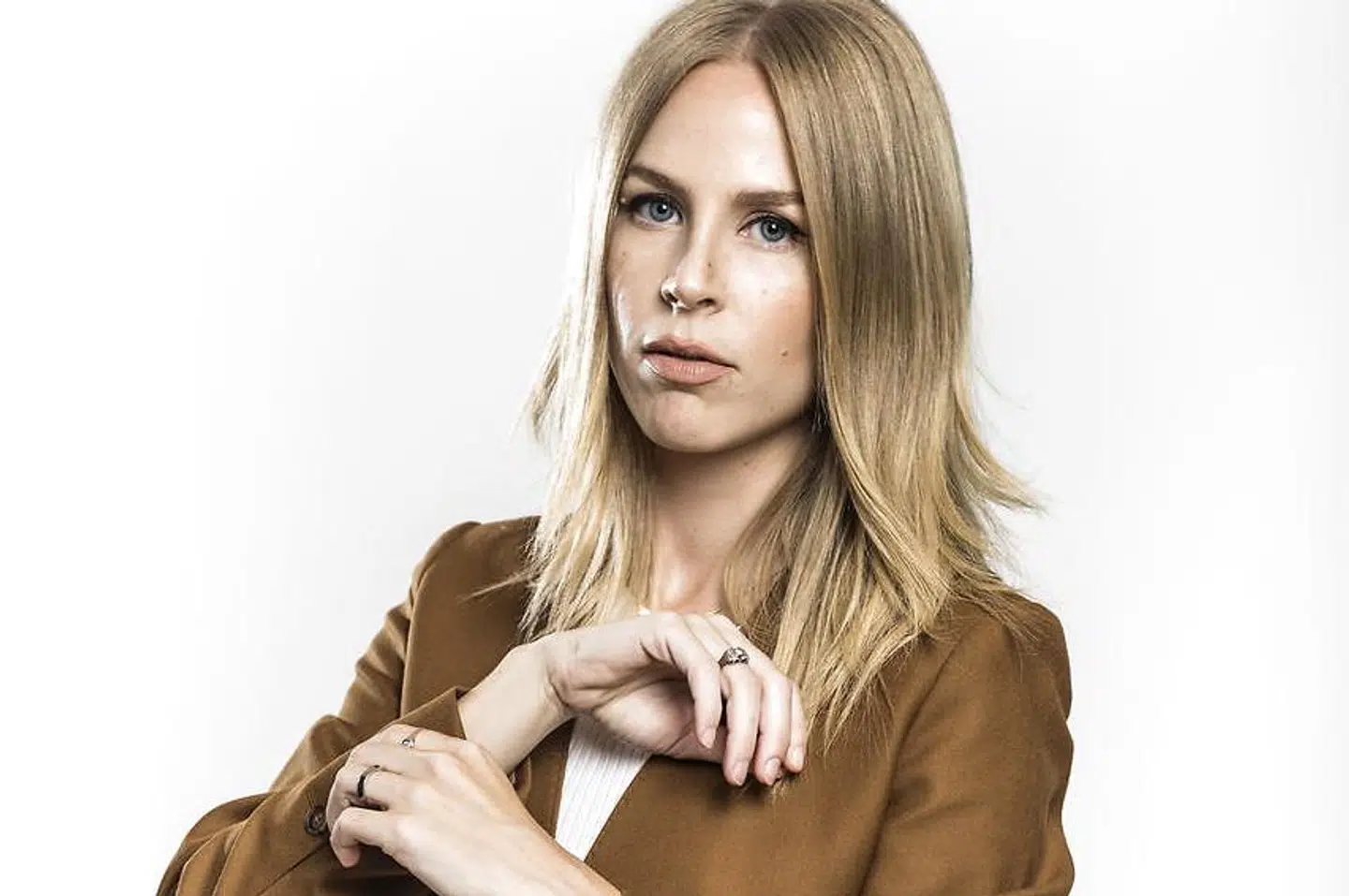 »Hvorfor er der tilsyneladende ingen af de nærmest daglige overfald, der udgår fra det formedelst islamiske parallelsamfund mod medlemmer af majoritetsbefolkningen, som politiet vil kategorisere som hadforbrydelser?« spørger Eva Selsing, og afventer stadig svar fra politiet.