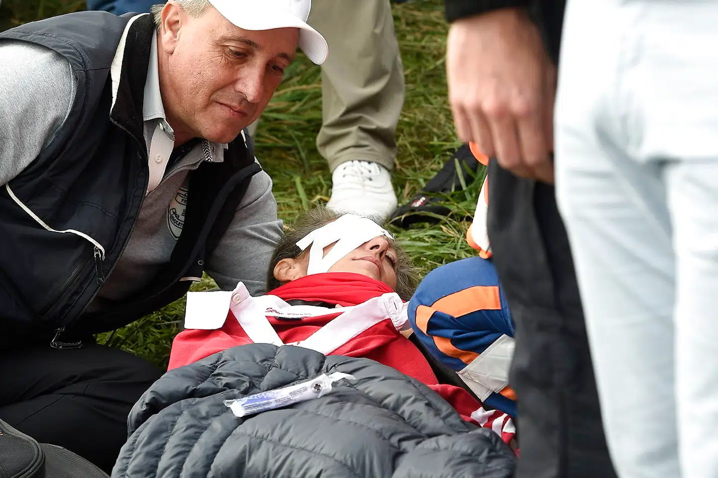Corine Remande får behandling efter at være blevet ramt af golfbolden.
