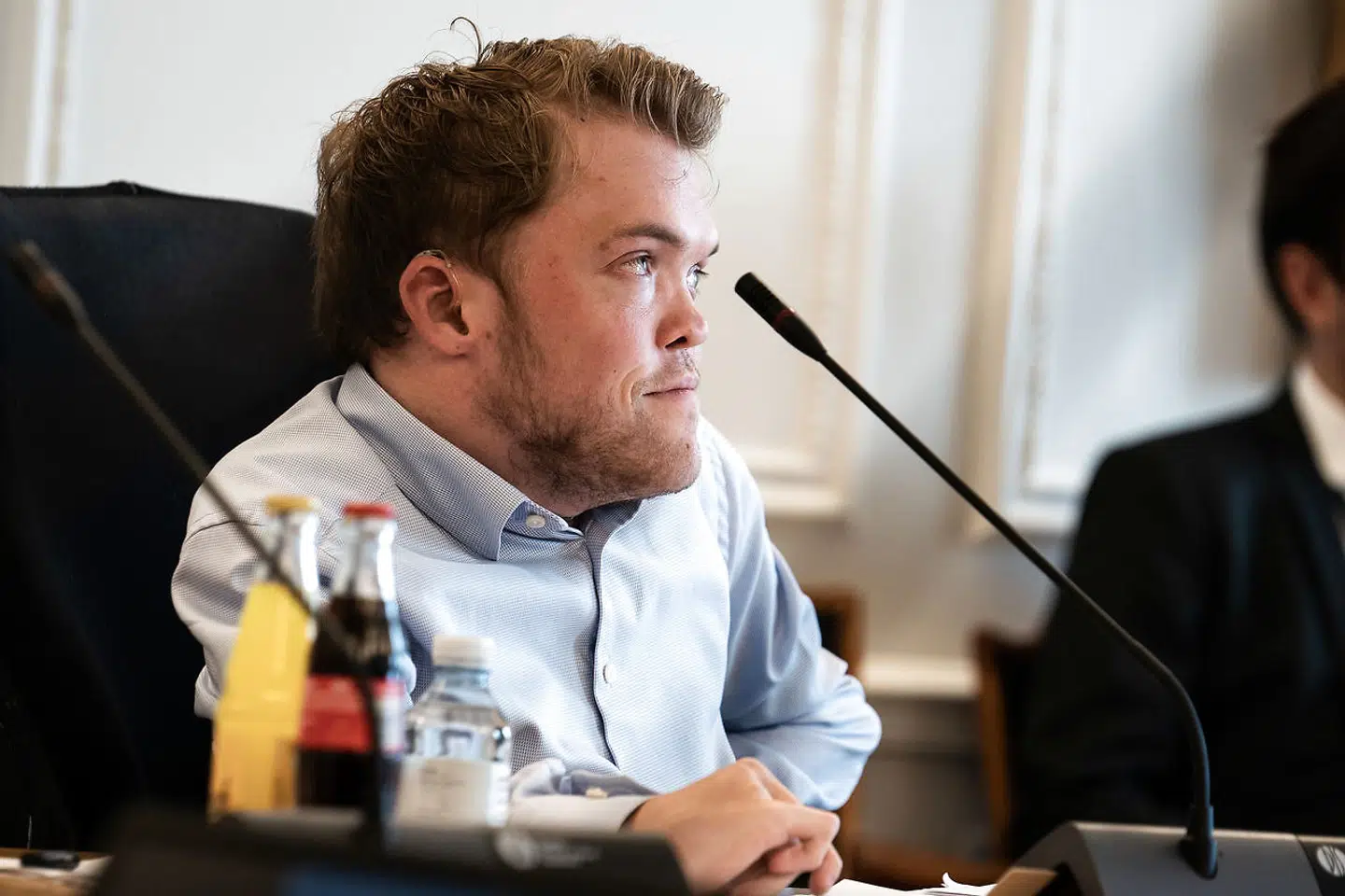 Kristian Hegaard annonncerede i et opslag på Facebook, at han udtræder af Folketinget som følge af grænseoverskridende adfærd fra hans side.