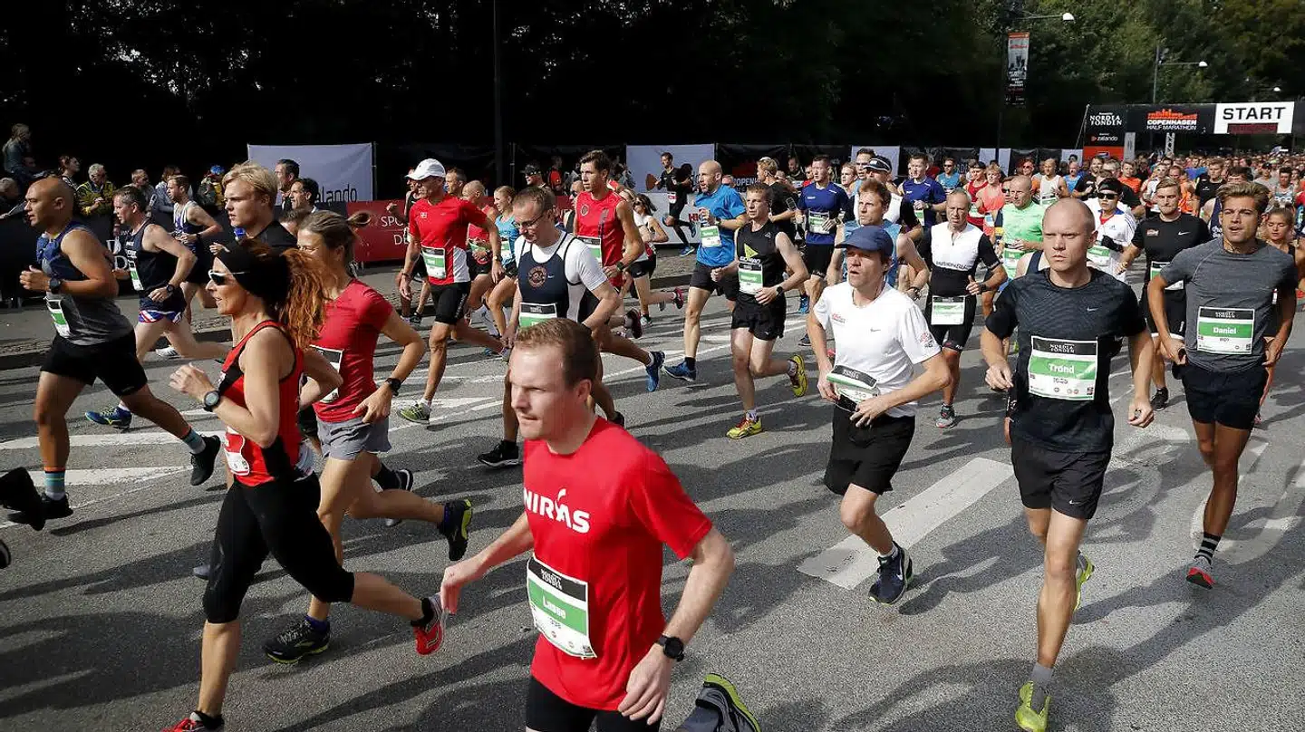 Menneskemylderet under halvmaraton i København i sidste måned gjorde, at en ambulance havde store vanskeligheder med at komme frem til Mogens Bundgaard-Nielsen på Østerbro. Han kunne ikke få vejret.