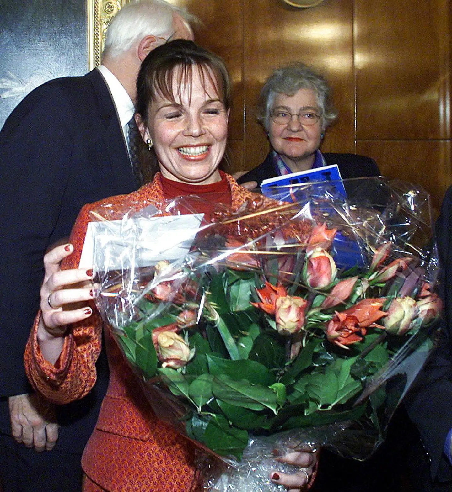 Aarhus' nye Venstre-borgmester og stemmesluger, 29-årige Louise Gade, var midtpunkt på Århus Rådhus dagen efter valget i 2001. Herhyldes hun med blomster i byrådssalen. (Foto: PALLE HEDEMANN/SCANPIX NORDFOTO 2001)