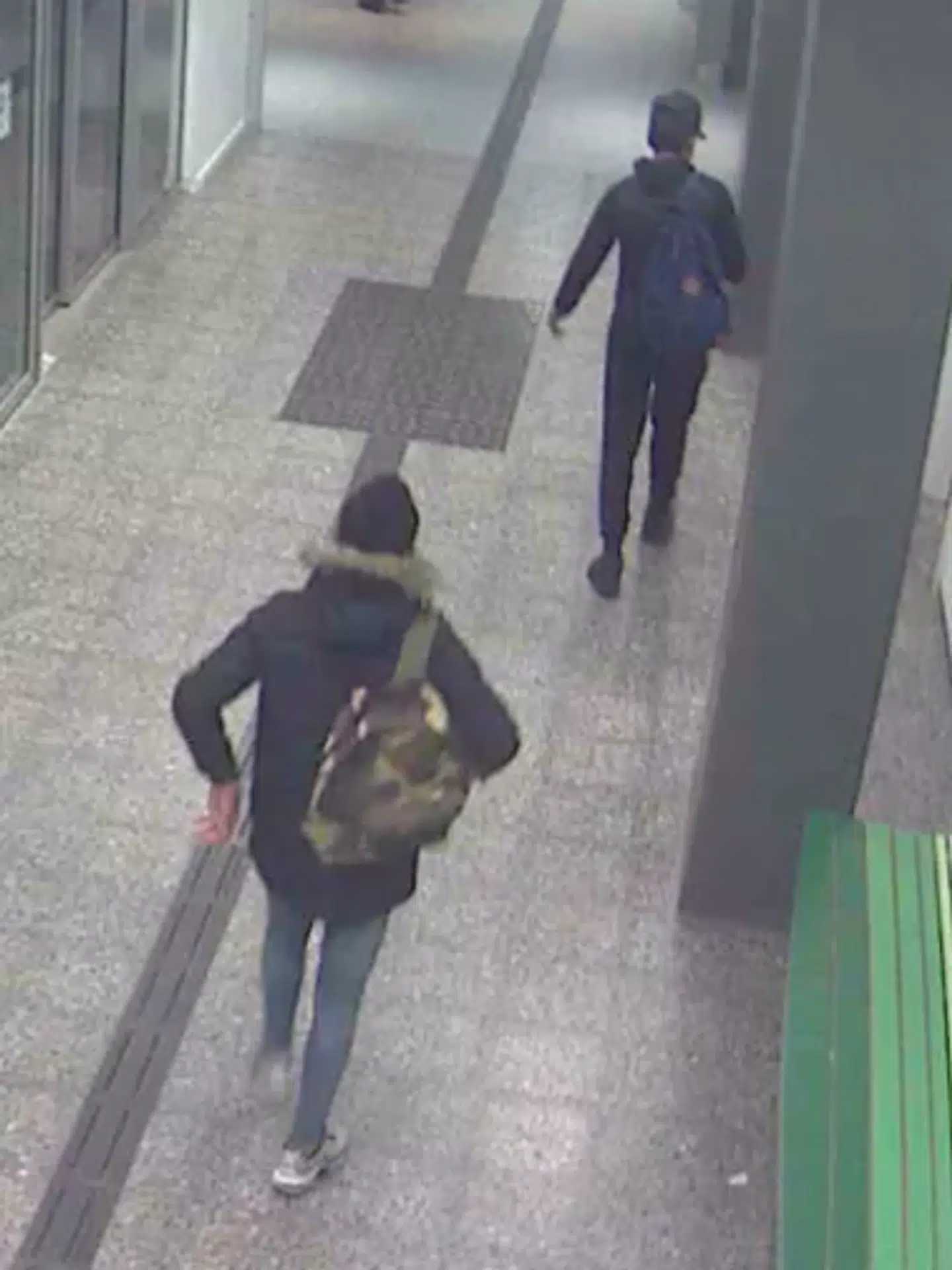 To af de tre unge formodede gerningsmænd er blevet fanget på overvågningskamera.