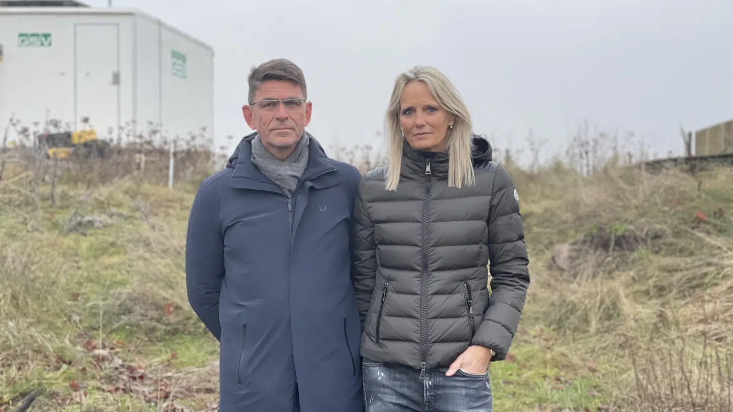 Karsten og Mai-Britt Wentzel foran den grund, hvor deres drømmehus skulle være opført. Her fire år efter det oprindelige hus blev revet ned, har de stadig ikke set skyggen af en byggetilladelse. Nu stævner de Aalborg Kommune i sagen.