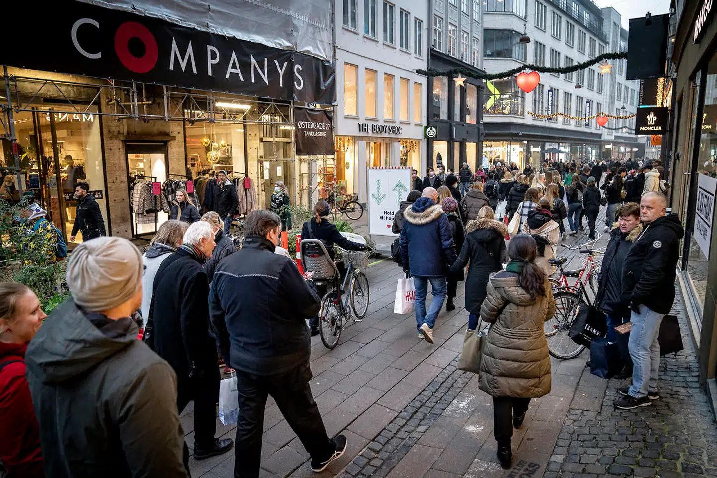 Selvom langt de fleste danskere i år oplever et fald i købekraften på grund af den høje inflation, er udviklingen i mange år gået den modsatte vej. Alle indkomstgrupper har således fået flere penge mellem hænderne i løbet af de seneste mange år.