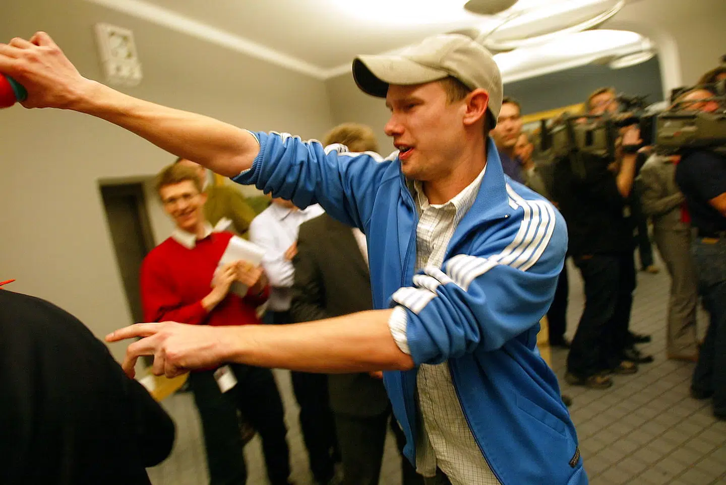 Anders Fogh Rasmussen blev i 2003 overhældt med maling af to aktivister. Nu siger den ene af dem undskyld til den tidligere statsminister i podcasten 'I stolen hos Henri'.