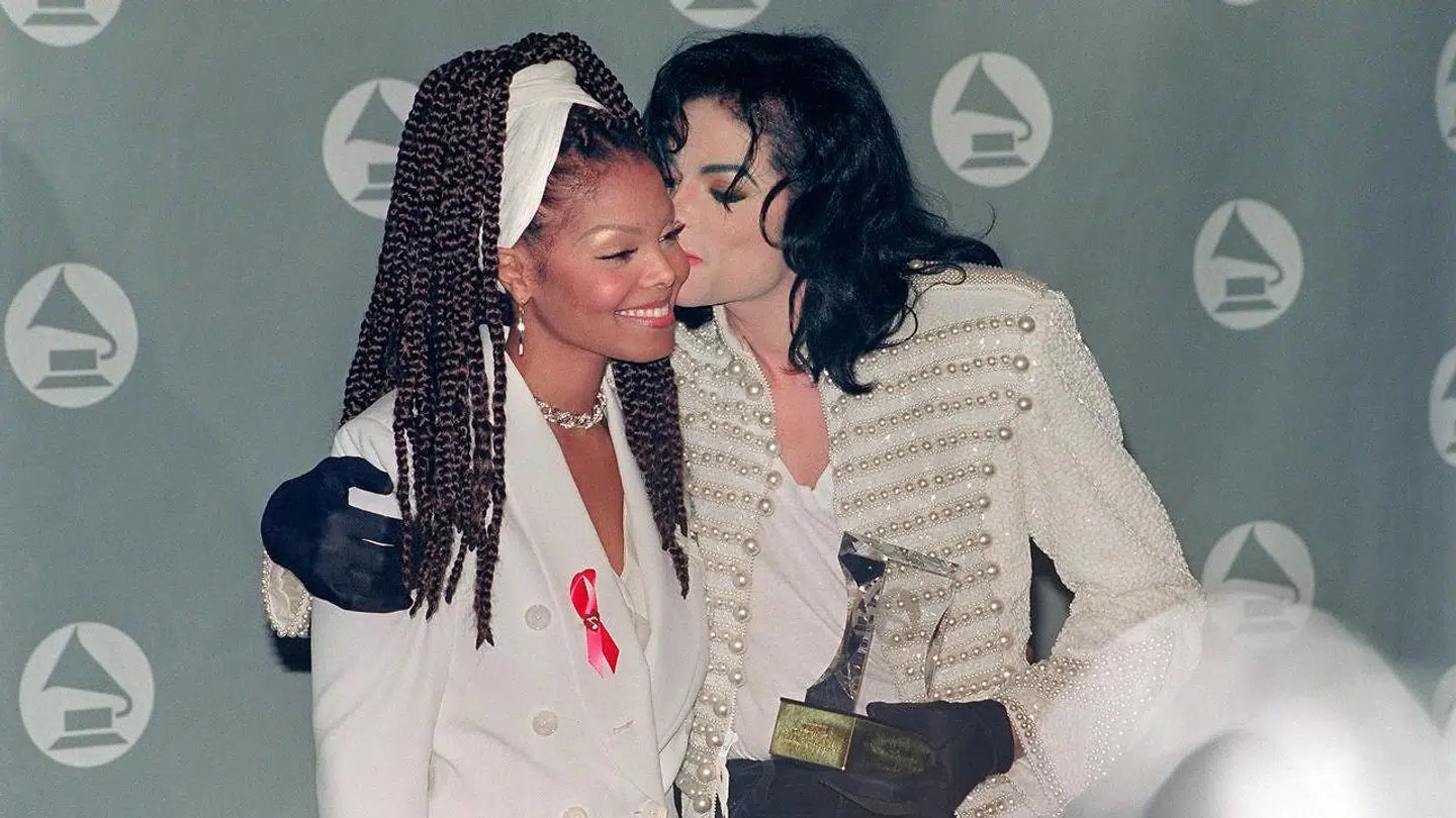 Michael Jackson giver sin søster Janet Jackson et kindkys til Grammy Awards i 1993.