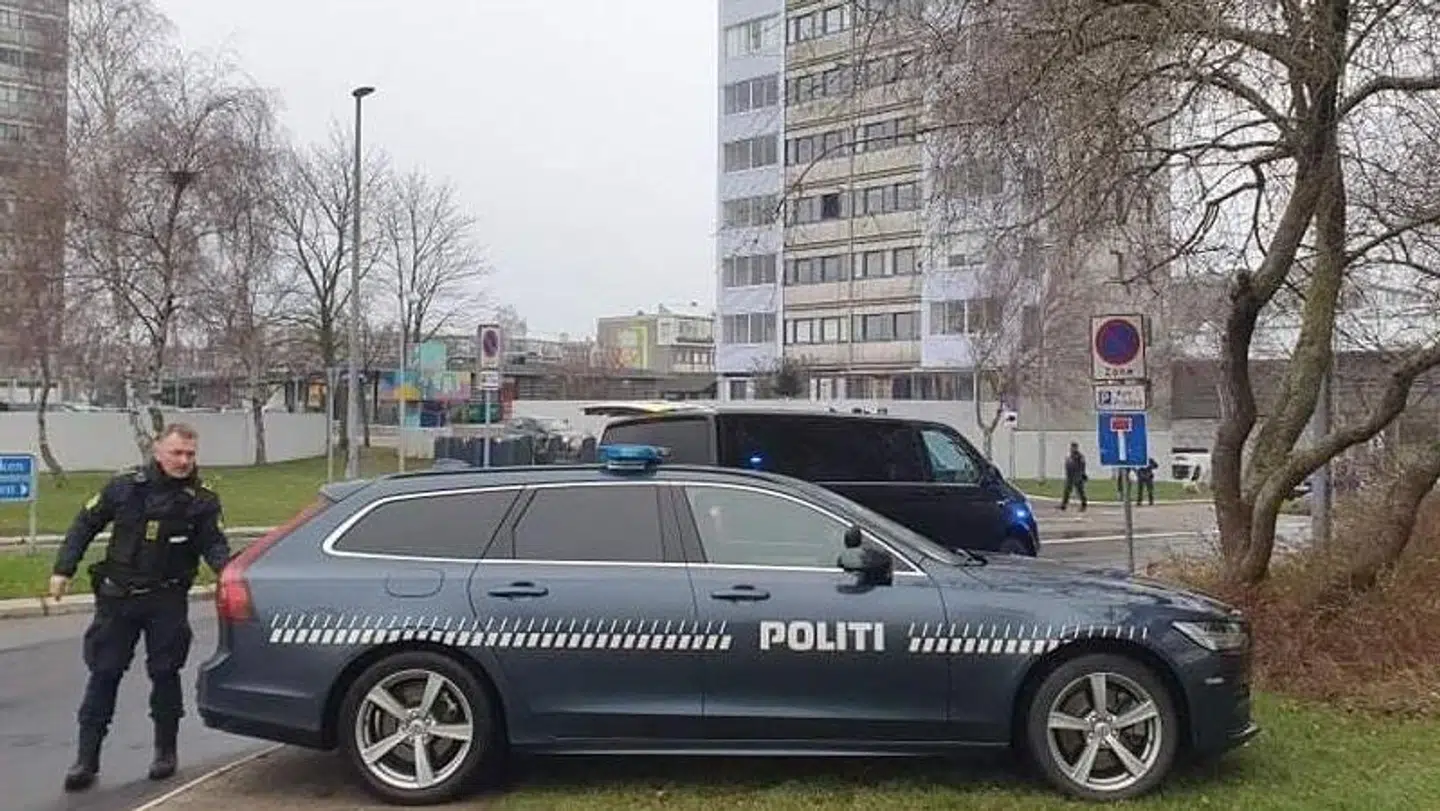 Den 22-årige mand var dødeligt såret af flere skudlæsioner, da de første patruljevogne nåede frem til gerningsstedet i Hallingparken i Brøndby Strand 28. december 2021. Han afgik efterfølgende ved døden.