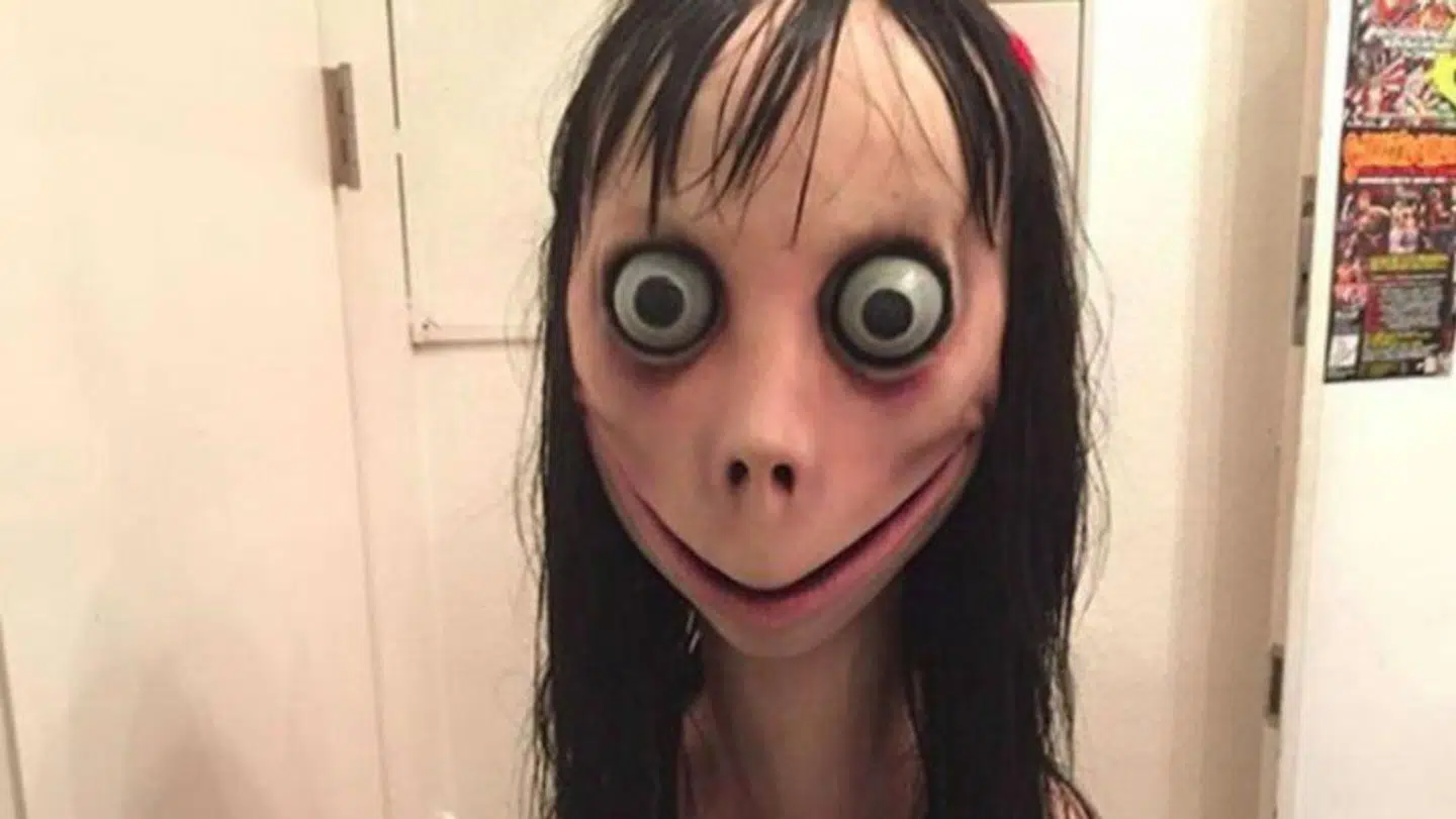 Sådan ser dukken 'Momo' ud. Dukken er i dag blevet ansigt på et populært internetfænomen hos især børn og unge over hele verden.