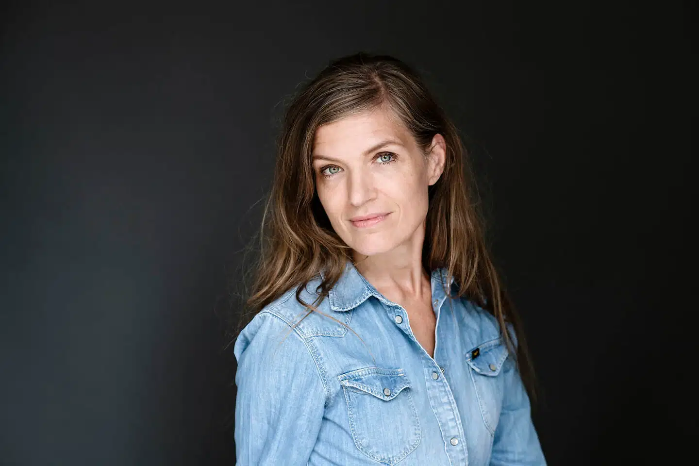 Iben Mondrrup får fire stjerner for sin nye roman, »Vi er brødre«.