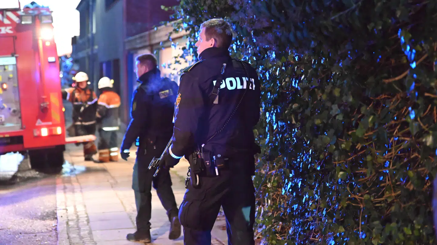 Betjente har været bevæbnet med maskinpistoler.