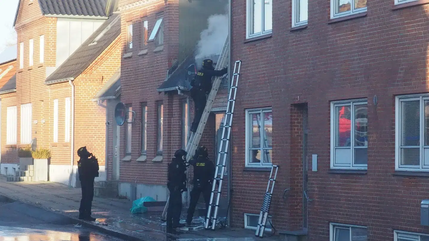 Politiet ses forsøge at komme ind i bygningen.