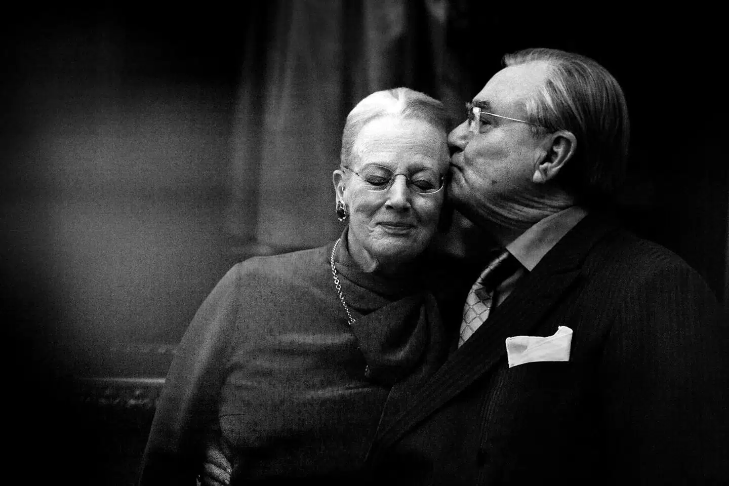 Prins Henrik giver Margrethe et kys. Dronning Margrethe og Prins Henrik til pressemøde på Amalienborg i Christian IX's Palæ i anledning af 40 års jubilæet. tirsdag den 10. januar 2012 (Foto: Mads Nissen/Scanpix 2012).