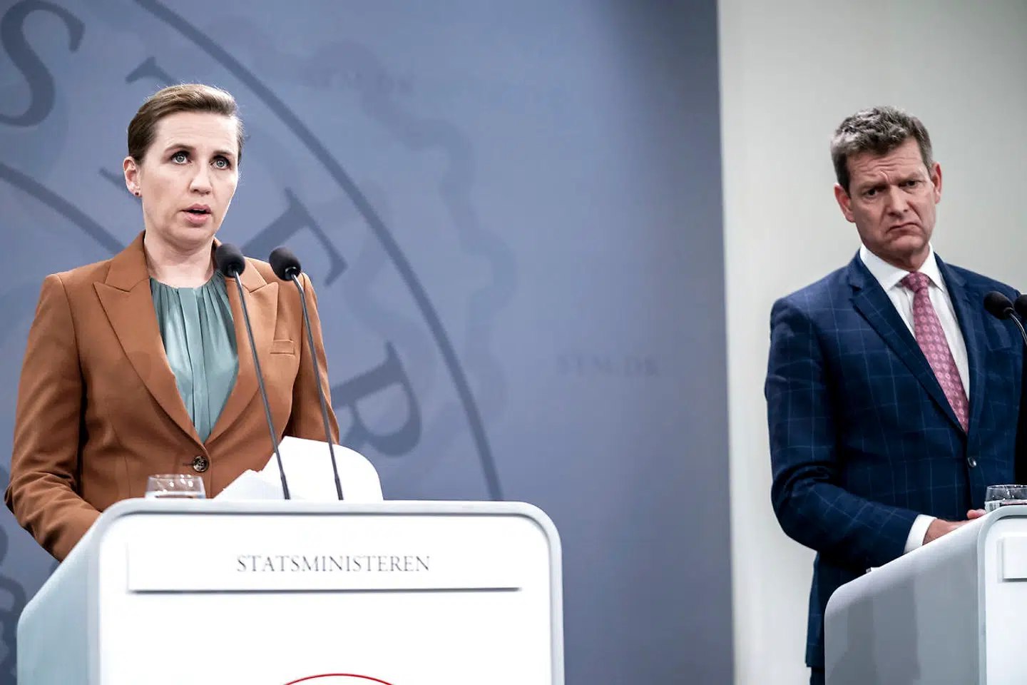 Statsminister Mette Frederiksen (S) og direktør i Sundhedsstyrelsen Søren Brostrøm under pressemøde om coronasituationen i Spejlsalen i Statsministeriet i København, onsdag den 8. december 2021.. (Foto: Mads Claus Rasmussen/Ritzau Scanpix)